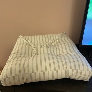 Cute and comfy seat cushion!